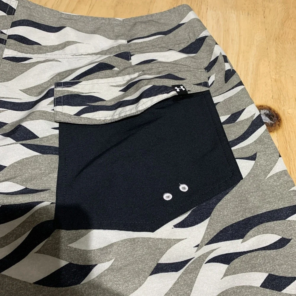 Under Armour Board Shorts Men's Size 40 Camo HeatGear Loose Athletic Water Swim